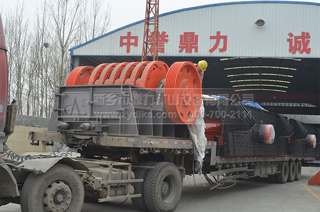 中譽鼎力錘式破碎機發貨現場