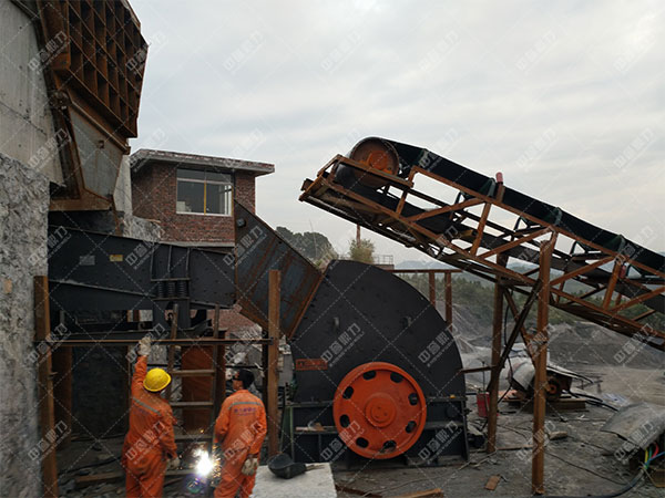 時產(chǎn)上千噸礦石破碎機
